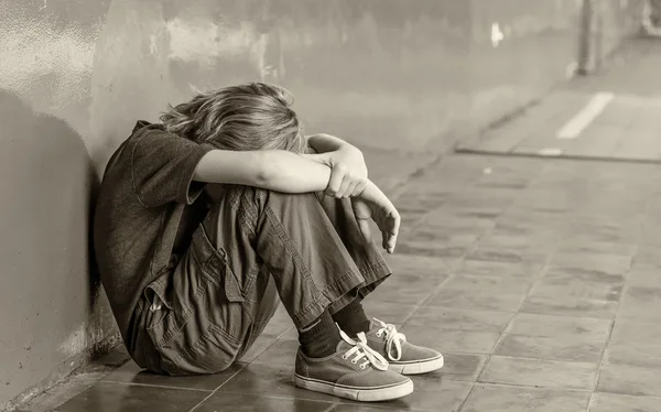 Concepto de intimidación. Chico triste aislado en la escuela —  Fotos de Stock