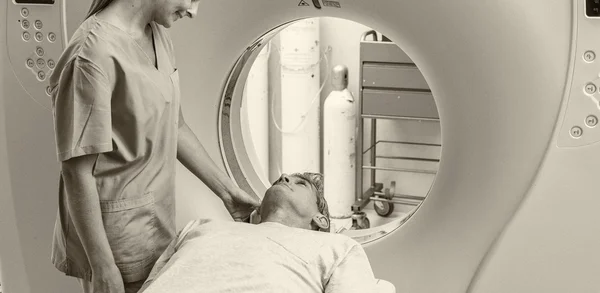 Szczęśliwy pacjent przechodzący rezonans magnetyczny w szpitalu — Zdjęcie stockowe