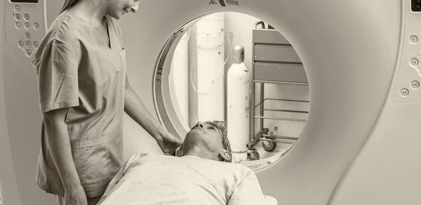 Paciente feliz sometido a una resonancia magnética en el hospital — Foto de Stock