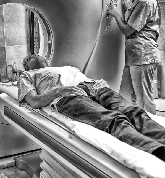 Gelukkig patiënt ondergaan MRI scan in ziekenhuis — Stockfoto