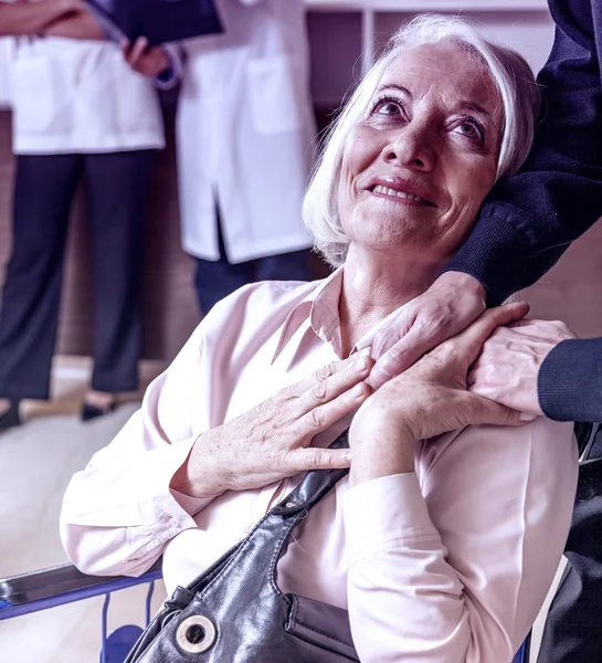 Infirmière tenant la main d'une femme âgée à l'hôpital. Concession de soins de santé — Photo