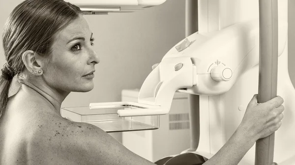 Patient undergoing scan test in hospital room — Stock Photo, Image