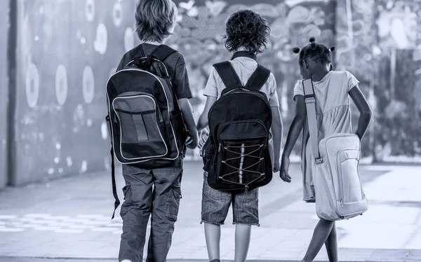 Fekete-fehér általános iskola jelenet. Oktatási koncepció — Stock Fotó