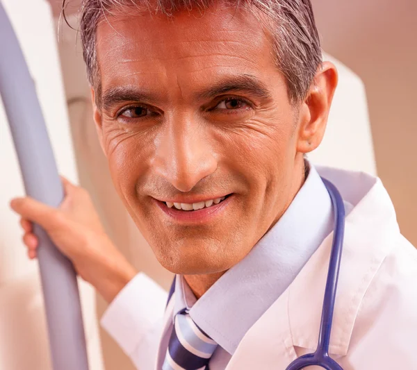 Happy doctor giving security and reassurance. Health and hospita — Stockfoto