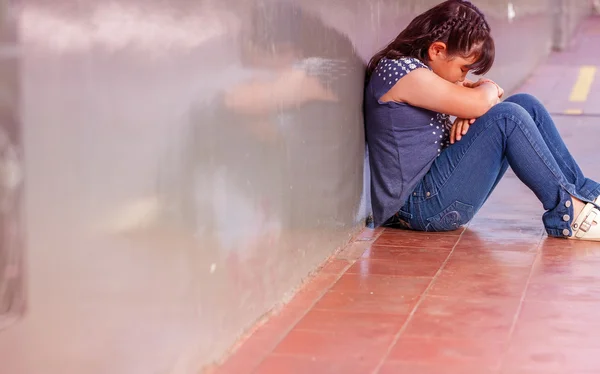 Asiatisches Mädchen traurig in der Schule. Konzept für Isolation und Mobbing — Stockfoto