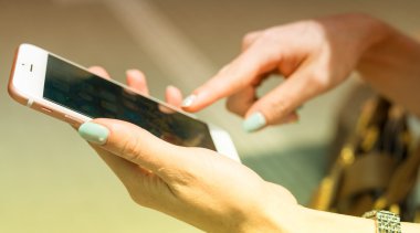 Güzel eller Smartphone ile çalışma