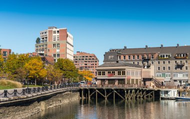 Su boyunca Boston binalar