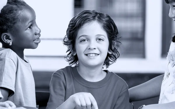 Gruppe multiethnischer Grundschüler, die mit Tablets arbeiten — Stockfoto