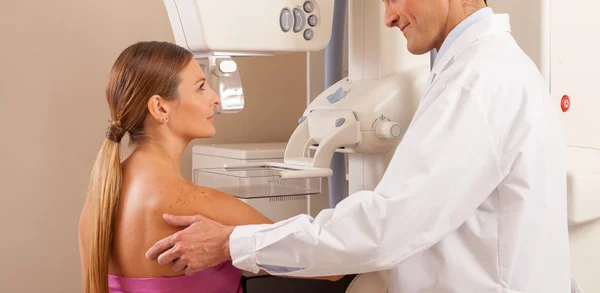 Mulher na década de 40 prestes a ser submetida a um exame de mamografia no hospital — Fotografia de Stock