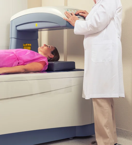 Mulher de 40 anos submetida a ressonância magnética aberta com supervisão médica — Fotografia de Stock