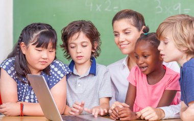 Bilgisayar birlikte, İlköğretim Okulu sahne ile çalışma. Başarı bir