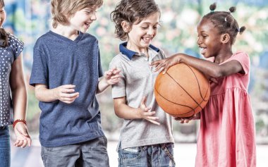 Çok yarış okul basketbol oynarken