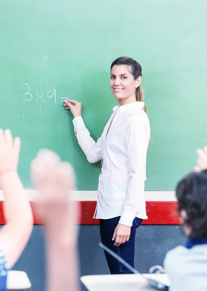 Schöne Lehrerin mit gemischtem Klassenzimmer — Stockfoto