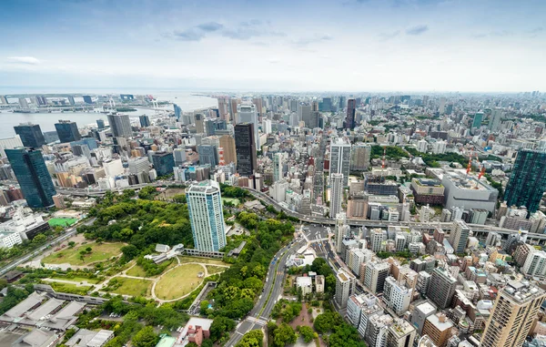 TOKYO - MAY 2016: Aerial view of city skyline. Tokyo attracts 15 — Stock Photo, Image