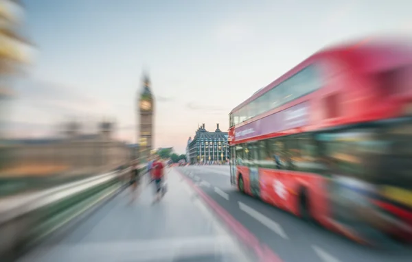 LONDRES - JUNIO 2015: Autobús rápido en movimiento en el puente de Westminster con t —  Fotos de Stock