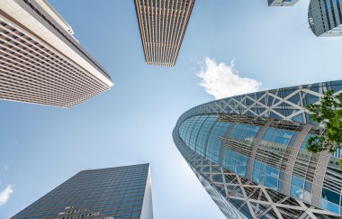 Shinjuku, Tokyo yüksek gökdelenler. Busin sokaktan görüntülemek