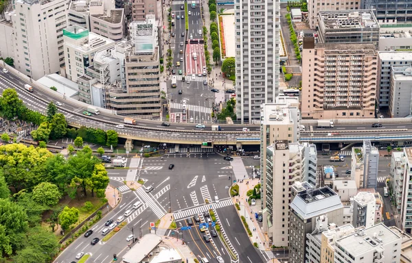 Vegkryss i Tokyo og bygninger – stockfoto