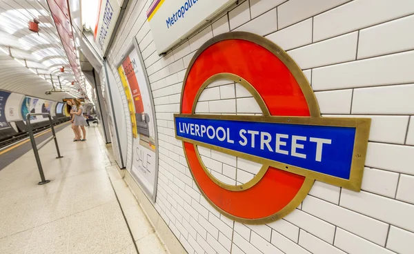 LONDRES - JUNIO 2015: Firma de la estación Liverpool Street en junio de 2015 — Foto de Stock