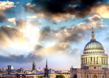 Londra alacakaranlıkta. Bu paritinin çok görkemli St Paul Katedrali
