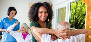 Rehabilitasyon kliniğine yaşlılar için. Asya ve Afrika hemşire takip