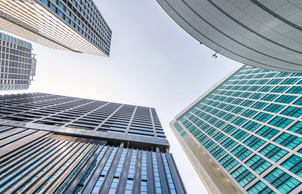 İş ve kurumsal kavramı. Modern ofis binaları, havaya doğru — Stok fotoğraf