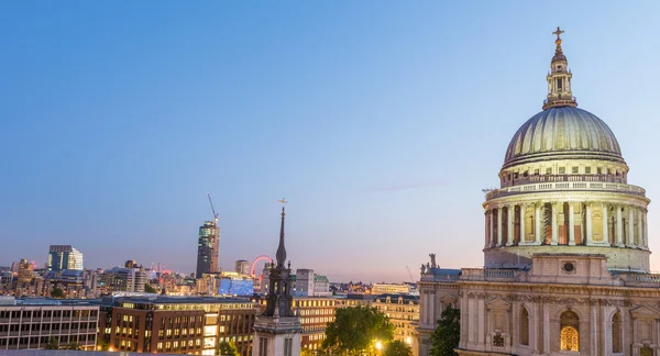 Londýn za soumraku. Velkolepost St Paul Cathedral — Stock fotografie