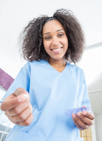 Enfermera afroamericana dando píldora de salud —  Fotos de Stock