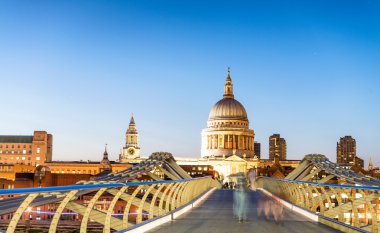 St Paul Katedrali Londra'da Thames boyunca alacakaranlıkta
