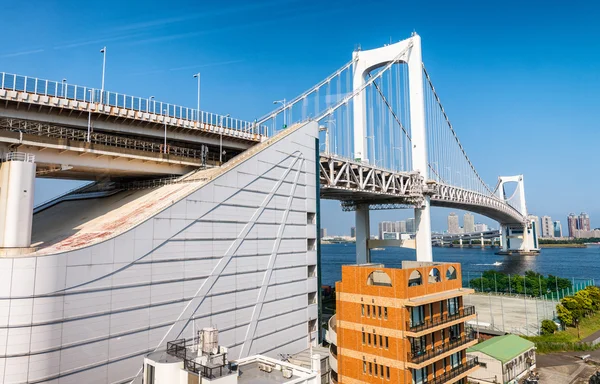 Puente Arco Iris en Odaiba con río y edificios - Tokio - Japa —  Fotos de Stock