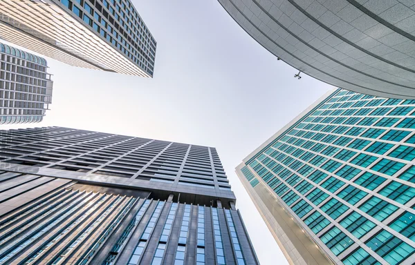 Hohe Wolkenkratzer von Shinjuku, Tokyo. Blick von der Straße, Busin — Stockfoto