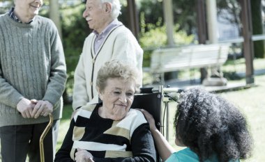 Afro Amerikan hemşire kadın tekerlekli sandalye rehabilitasyonda açık üzerinde yardım