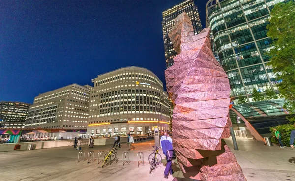 LONDON - JUNE 2015: Night view of Canary Wharf buildings. Canary — Stock Photo, Image