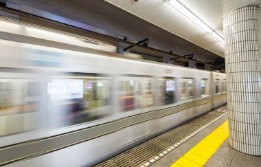 Tokyo Metro. Hızlı hareket eden trenin