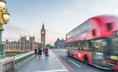 Londra - Haziran 2015: hızlı otobüs Westminster Köprüsü't ile hareket.