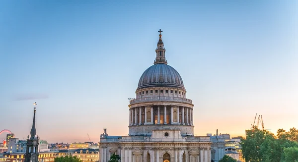 London at dusk. Magnificence of St Paul Cathedral — Stock Photo, Image