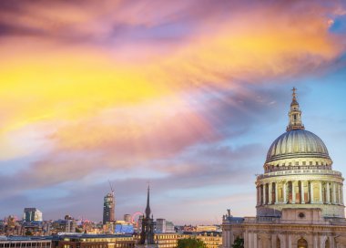 Londra alacakaranlıkta. Bu paritinin çok görkemli St Paul Katedrali