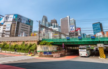 Tokyo - 22 Mayıs 2016: Shinjuku, yüksek binalar. Shinjuku th olduğunu