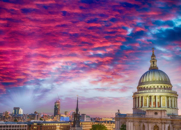St Paul Dome Cathedral Londra, günbatımında görüntülemek — Stok fotoğraf