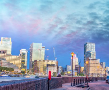 Acro görüldüğü gibi Canary Wharf binaların muhteşem gece ışık