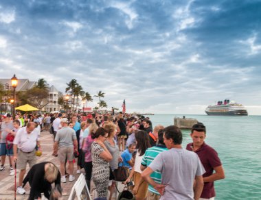 Key West, Amerika Birleşik Devletleri - Ocak 2016: İnsanlar bekliyor günbatımı Mallory SQ