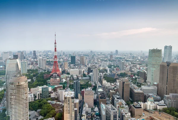 Tokyo wolkenkrabbers en luchtfoto van Tokyo Tower — Stockfoto