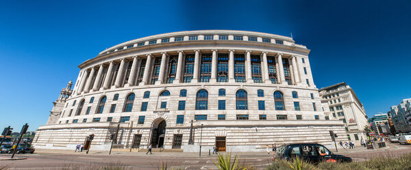 ЛОНДОН - ИЮНЬ 2015: Здание на набережной Виктории в Лонде
