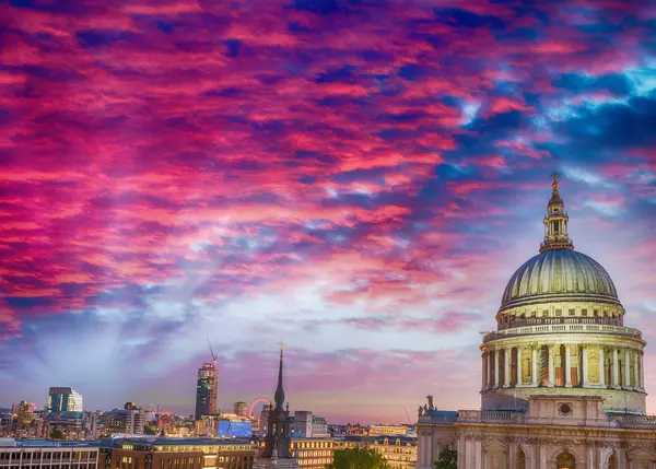 St Paul Dome Cathedral Londra, günbatımında görüntülemek