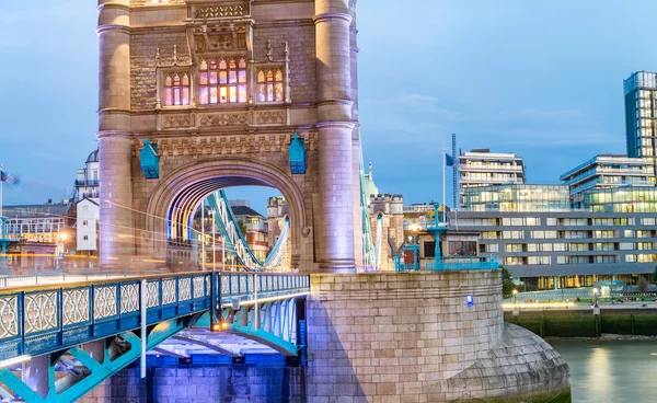 London tower bridge i skymningen — Stockfoto