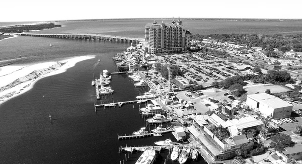 DESTIN, FL - FEBRERO 2016: Ciudad skyline desde el aire. Destin es —  Fotos de Stock