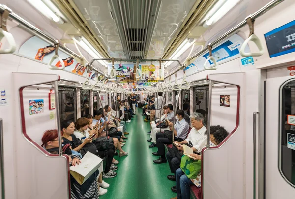 Tokyo - 23 maj 2016: Människor på ett city tunnelbanetåg. Tunnelbana är t — Stockfoto