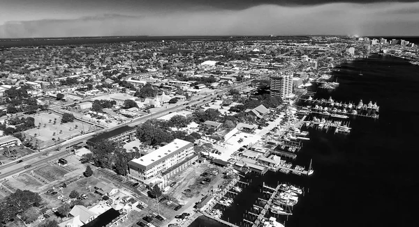 DESTIN, FL - FEBRUARY 2016: City skyline from the air. Destin is — Stock Photo, Image