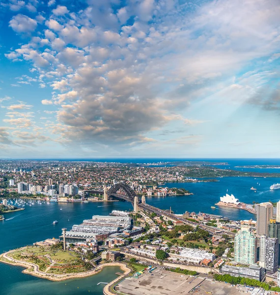 在 sunaet，鸟瞰图从螺旋的悉尼海港富丽堂皇 — 图库照片