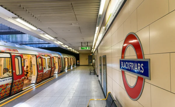 Londen - juni 2015: Blackfriar station teken op juni, 2015 in Lon — Stockfoto