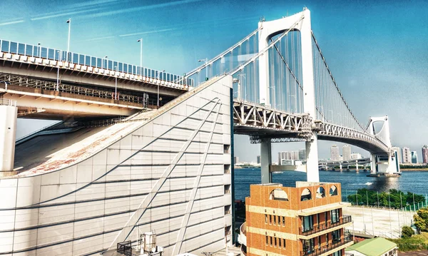 Pont arc-en-ciel à Odaiba avec rivière et bâtiments - Tokyo - Japa — Photo